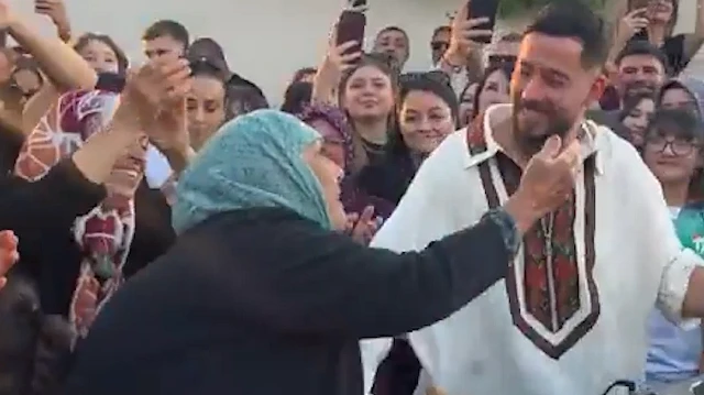 Mahmut Orhan Kürse köyünde mini konser verdi