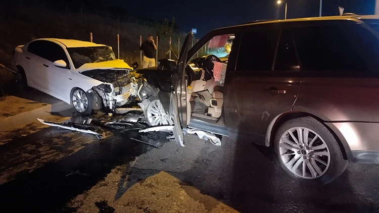 Ters yönden gelen otomobil, 2 araca çarptı: 2'si ağır 5 yaralı