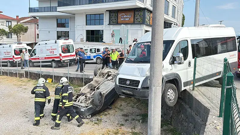 İşçi servisi ile iki otomobil çarpıştı: 3 yaralı