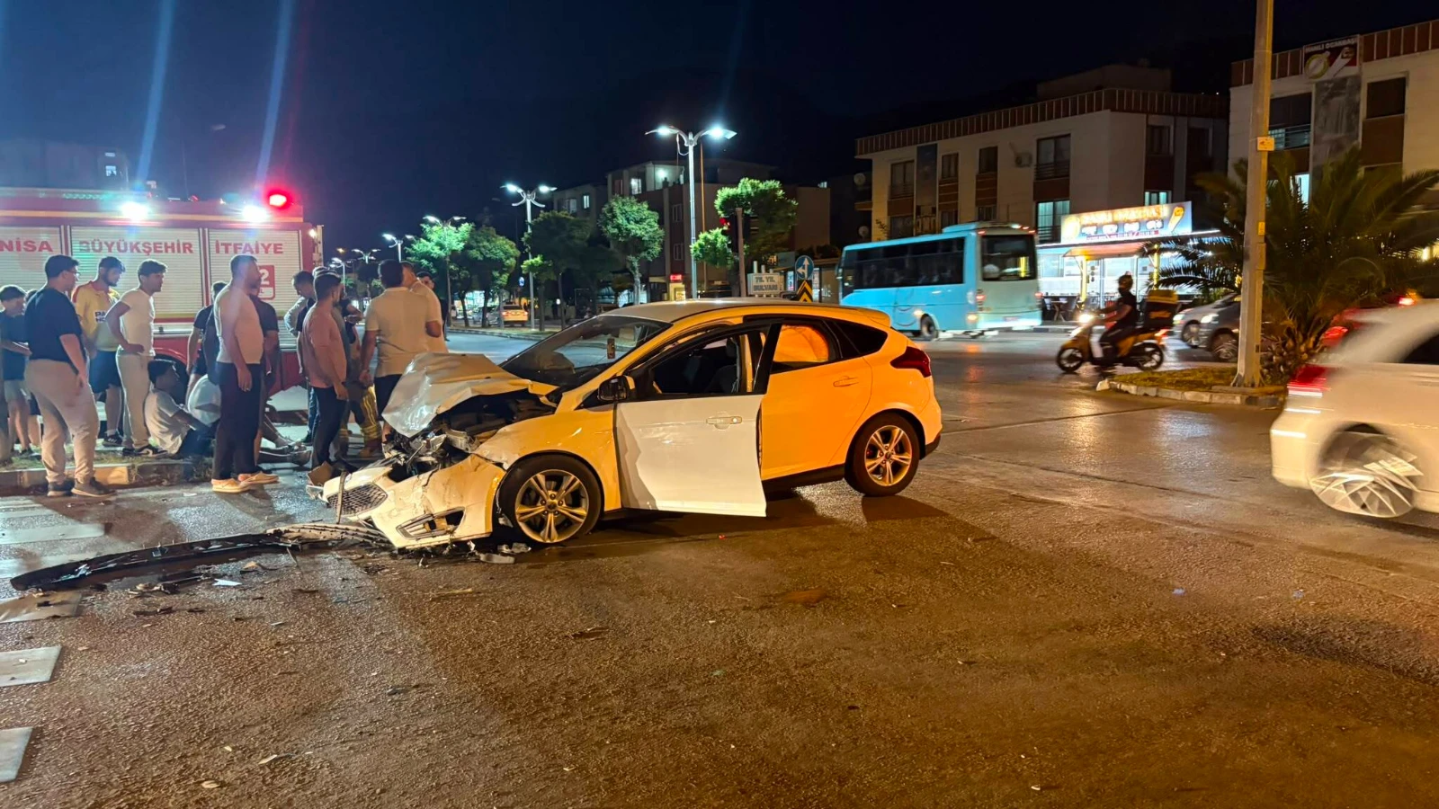 Manisa'da iki otomobil çarpıştı: 4 yaralı