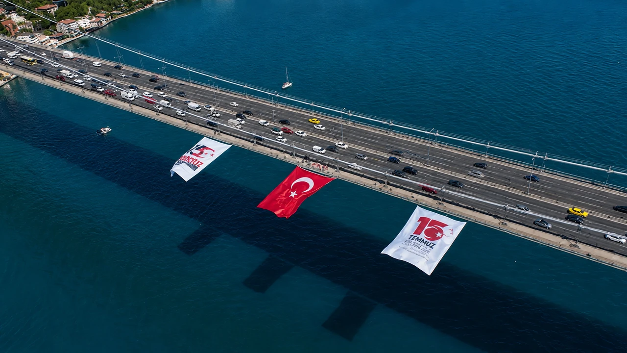 Simge köprüler kırmızı beyaza büründü! Türk bayraklarıyla donatıldı