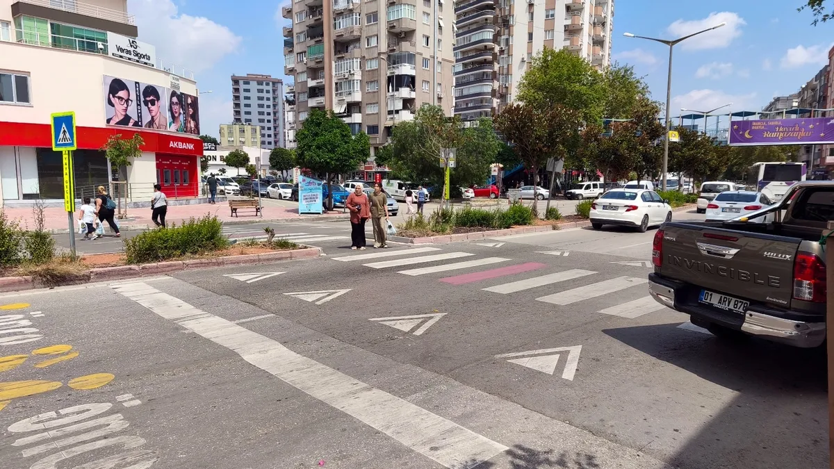Yaya geçidi üzerinde minibüsün çarptığı kadın öldü