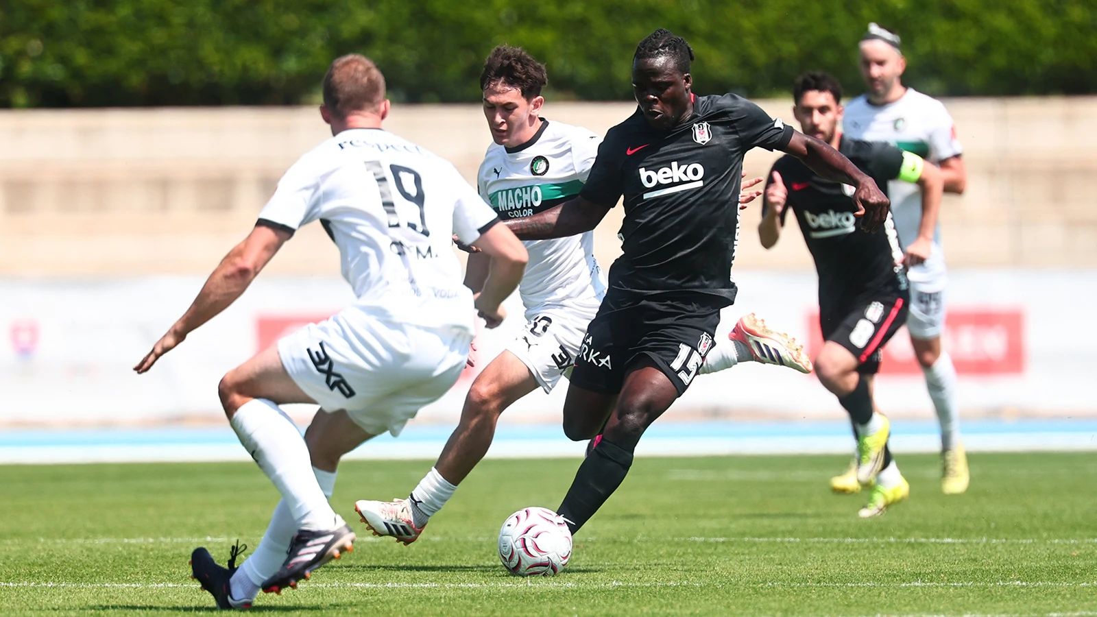 Beşiktaş, Dinamo Malzenice ile berabere kaldı