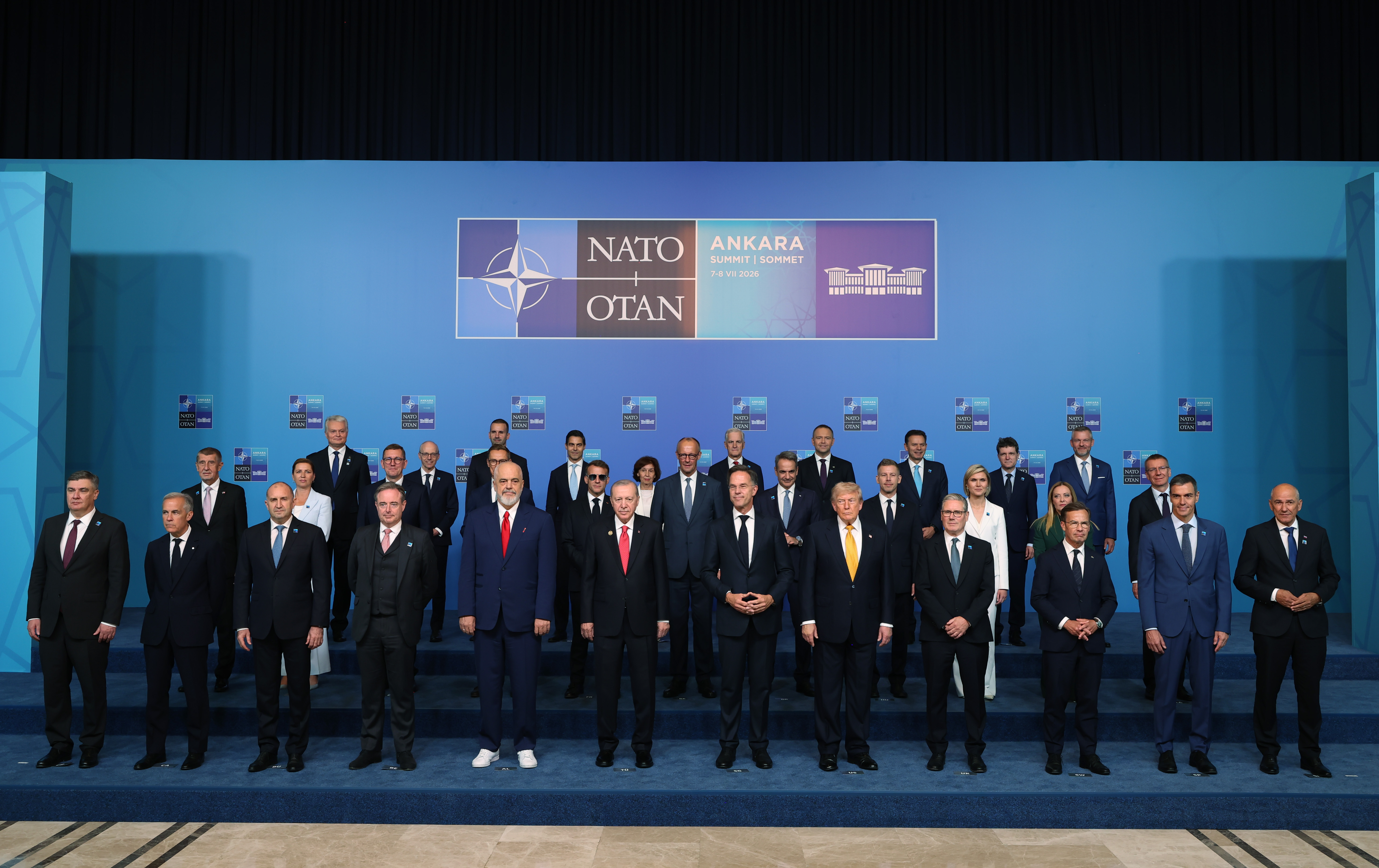 NATO Zirvesi'ne damga vurdu, bir tek o spor ayakkabı giydi