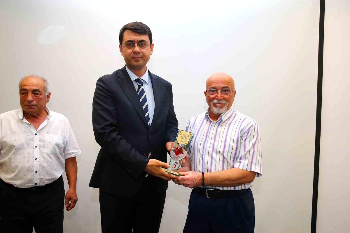 Uşak'ta kan bağışçılarına plaket taktim edildi