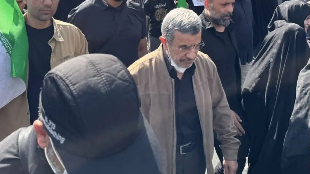 Öldüğü iddia edilmişti: Ahmedinejad Hamaney'in cenazesinde görüntülendi