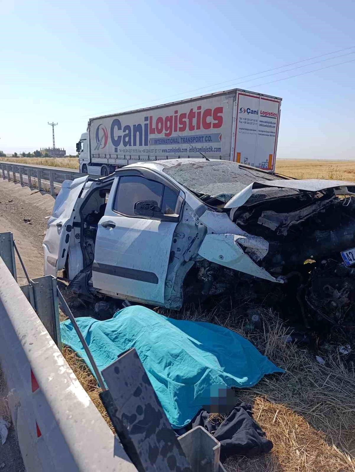 Mardin'de otomobil refüje çarptı: 1 ölü, 2 yaralı