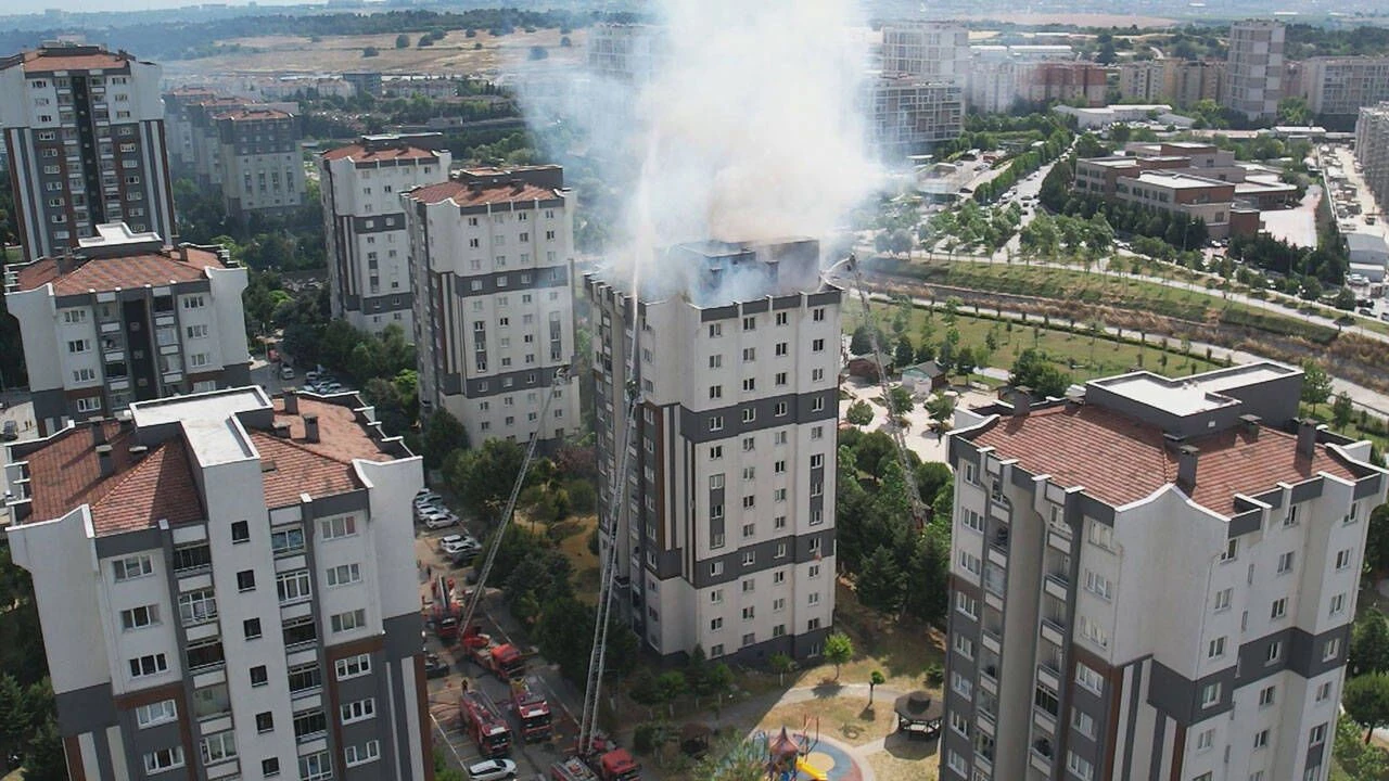 Küçükçekmece'de site yangını: 10 kişi hastaneye kaldırıldı
