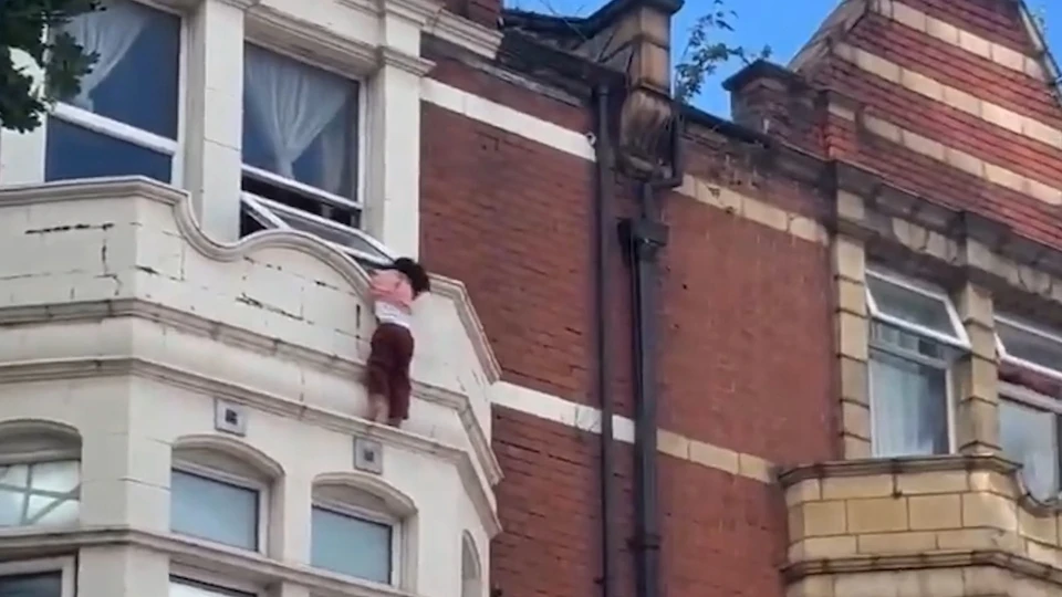 Londra'da pencereden sarkan çocuk son anda yakalandı