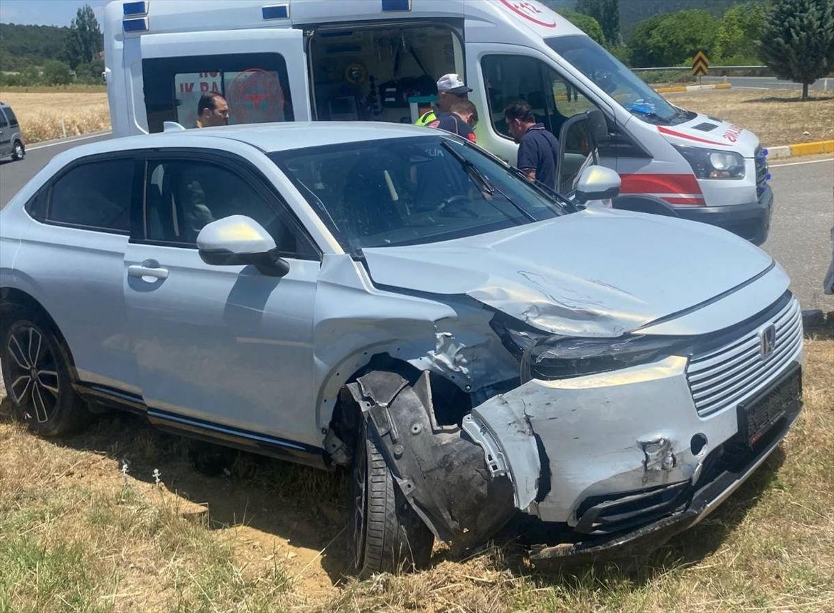 Uşak'ta cip ile otomobilin çarpışması sonucu 6 kişi yaralandı