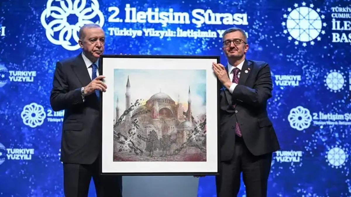 Cumhurbaşkanı Erdoğan'a İletişim Başkanı Duran'dan anlamlı hediye