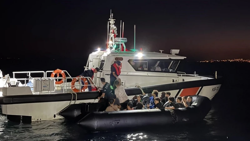 Ege'de kaçışa geçit yok: Lastik botta 15 düzensiz göçmen yakalandı
