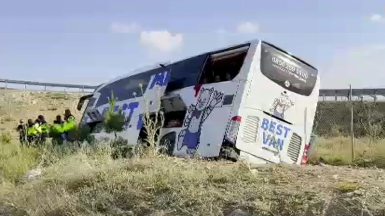 Niğde'de Yolcu Otobüsü Devrildi: Çok Sayıda Yaralı Var