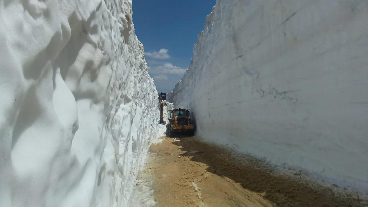 Temmuz'a geldik, ama... 7 metre kar ile mücadele ediyorlar