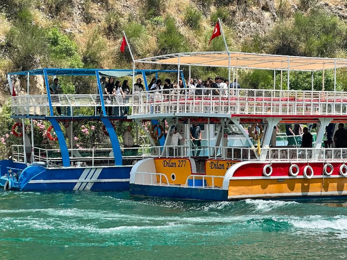 Şanlıurfa'da sürüklenen teknedeki turistleri jandarma tahliye etti