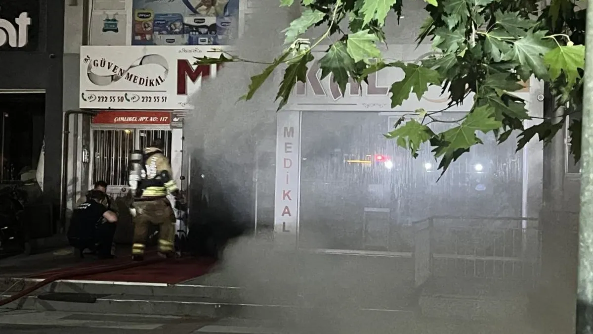 Manisa'da medikal ürün satan dikkanda yangın! Apartman sakinleri tahliye edildi