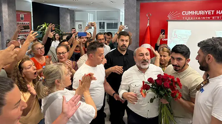 CHP İzmir İl Başkanlığı'nda gerginlik! Binadan çıkarıldılar