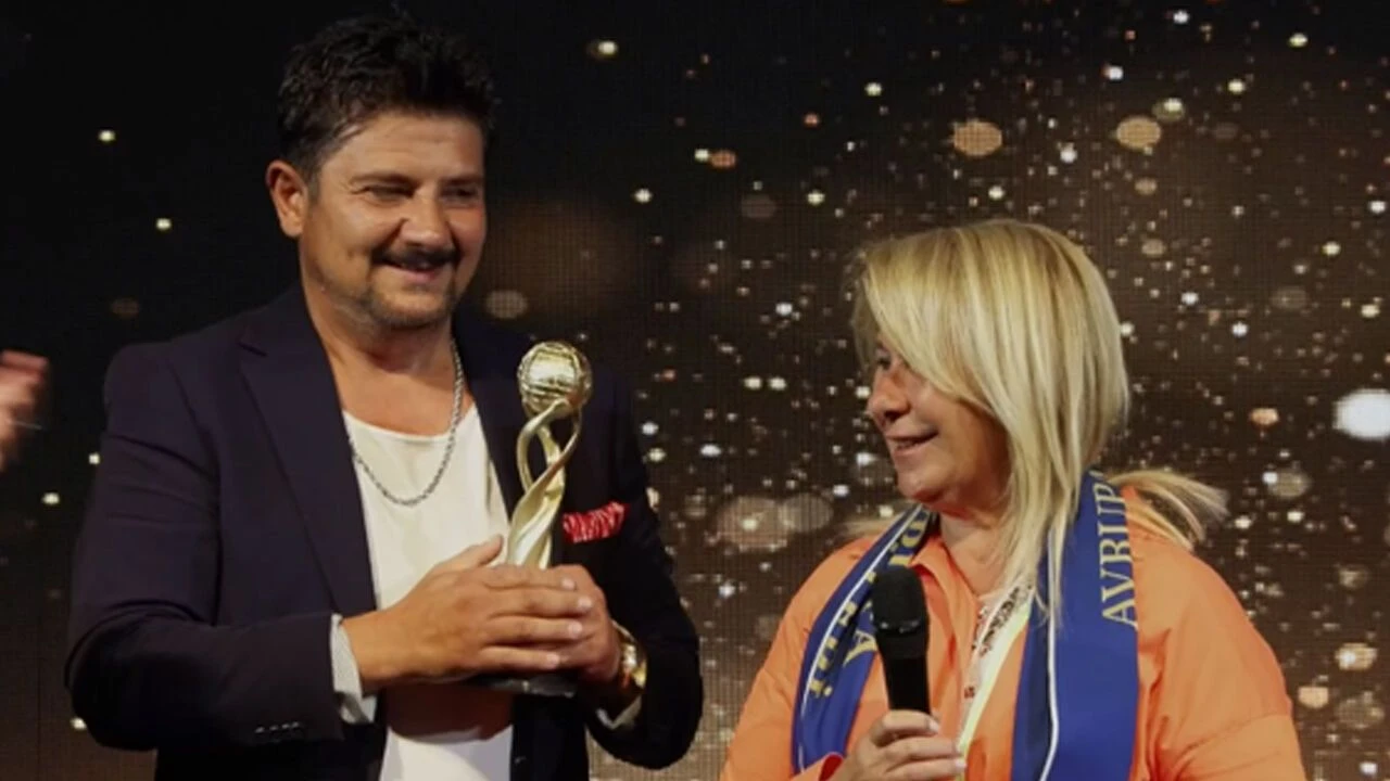 Ülke TV'ye anlamlı ödül! Zeynep Tor'dan duygusal konuşma