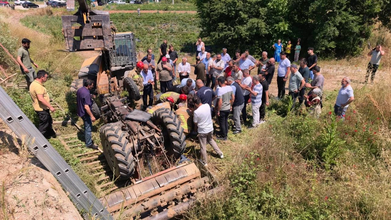 Köprü korkuluklarını aşan traktör şarampole uçtu