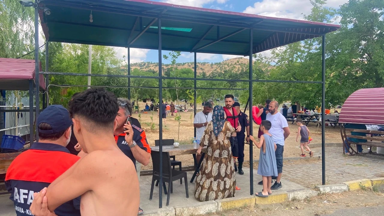 Elazığ'da facia son anda engellendi! Batan kayıktan 7 kişi kurtarıldı