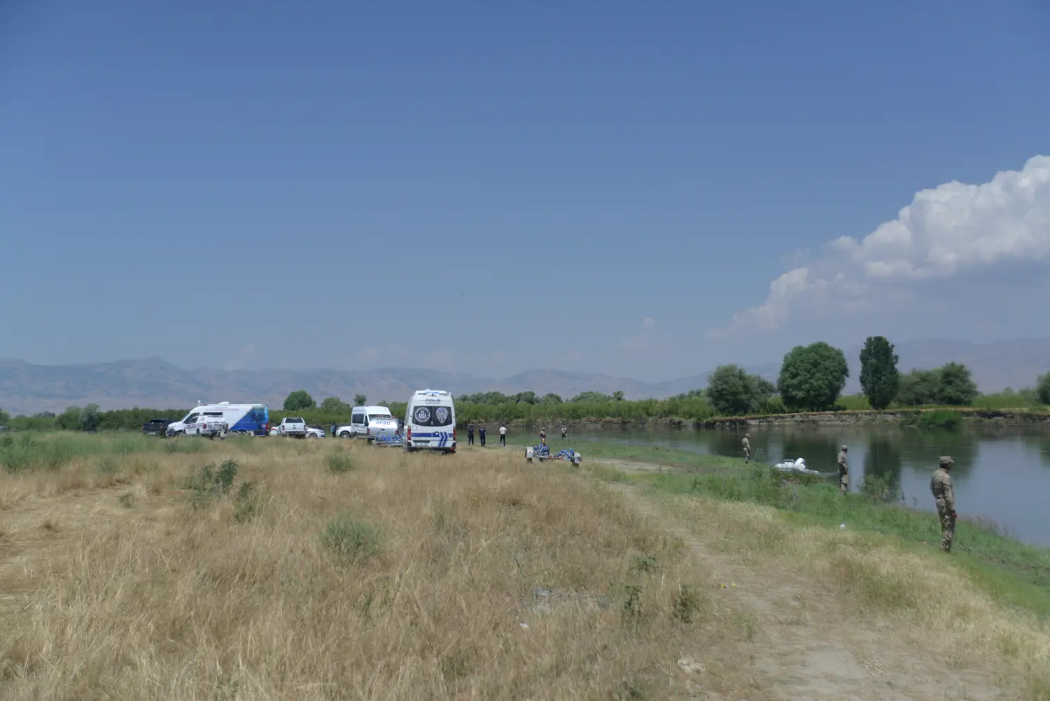 Muş'ta nehre düşen minik Berat için ekipler seferber oldu