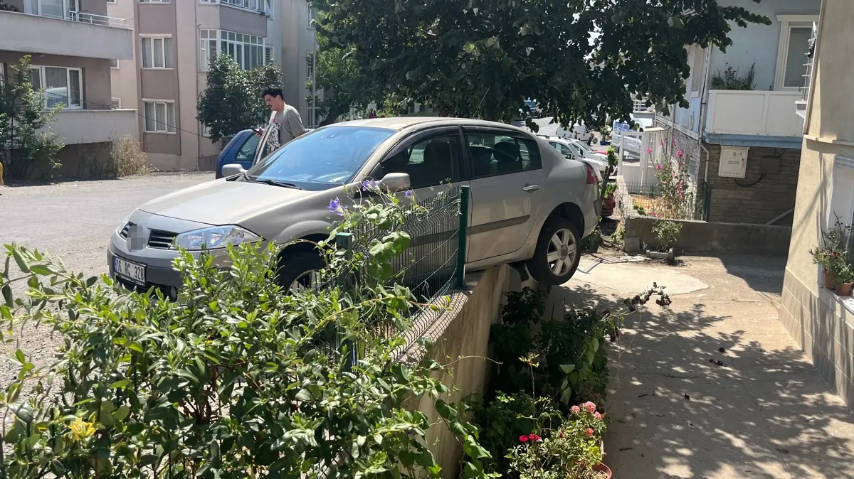 Tekirdağ'da facia ucuz atlatıldı... El freni çekilmeyen araç bahçe duvarında asılı kaldı