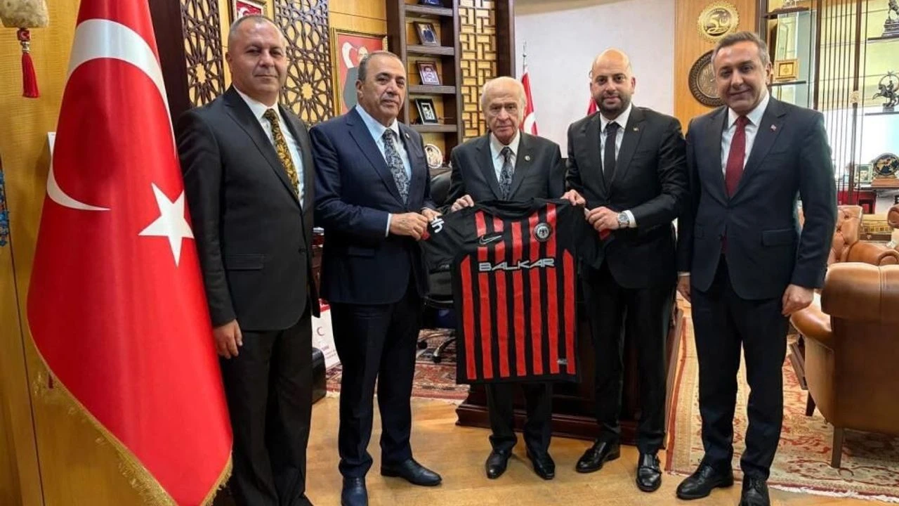 MHP Lideri Bahçeli’ye Süper Lig’e yükselen Çorum FK forması hediye edildi