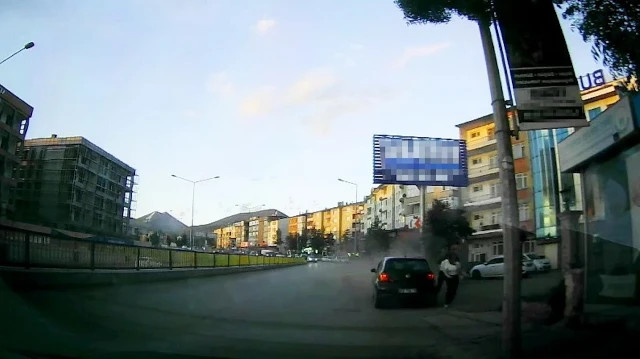 Erzurum'da yürekleri ağızlara getiren kaza kamerada: Gençler son anda böyle kurtuldu