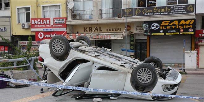 Hatay'da devrilen otomobildeki 2 kişi hayatını kaybetti
