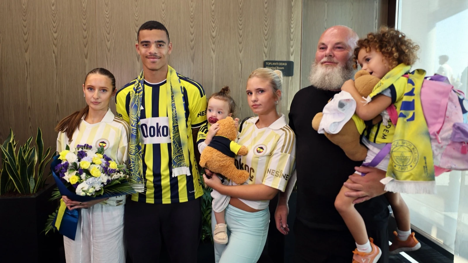 Mason Greenwood İstanbul'a geldi, forma numarasını gösterdi