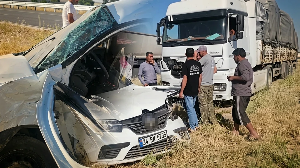 Gaziantep YKS sabahı feci kaza: Otomobil ile tırın çarpıştığı olayda 2 öğrenci yaralandı | Gaziantep Yerel Haberler