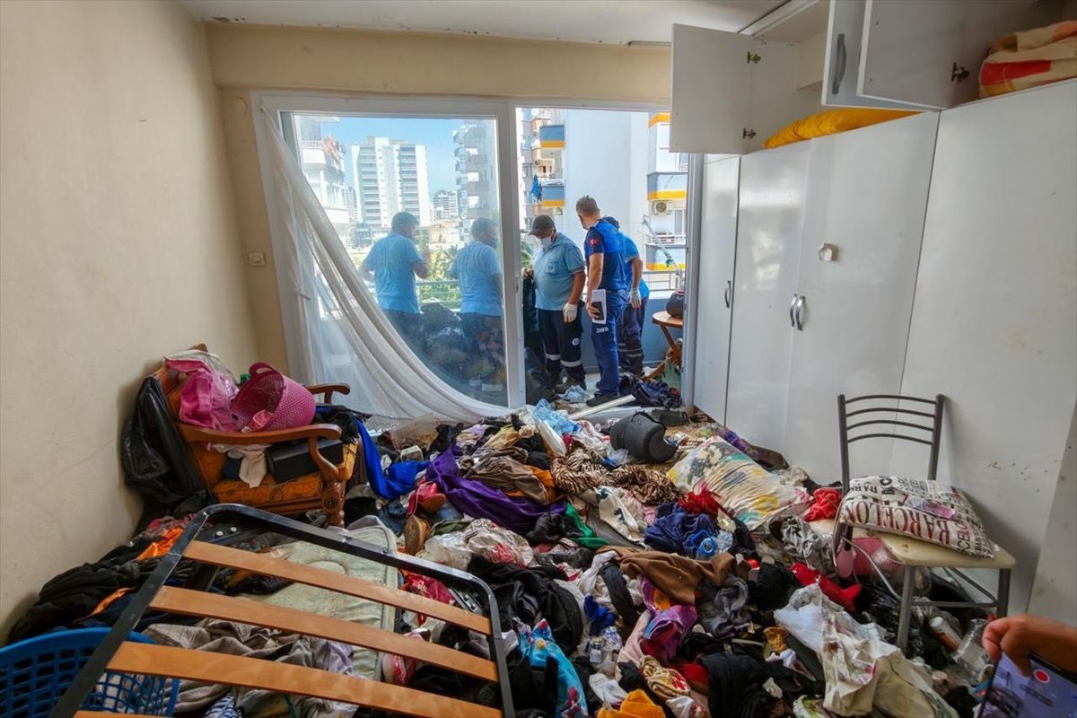 Mersin'de bir evden 5 kamyon çöp çıkarıldı