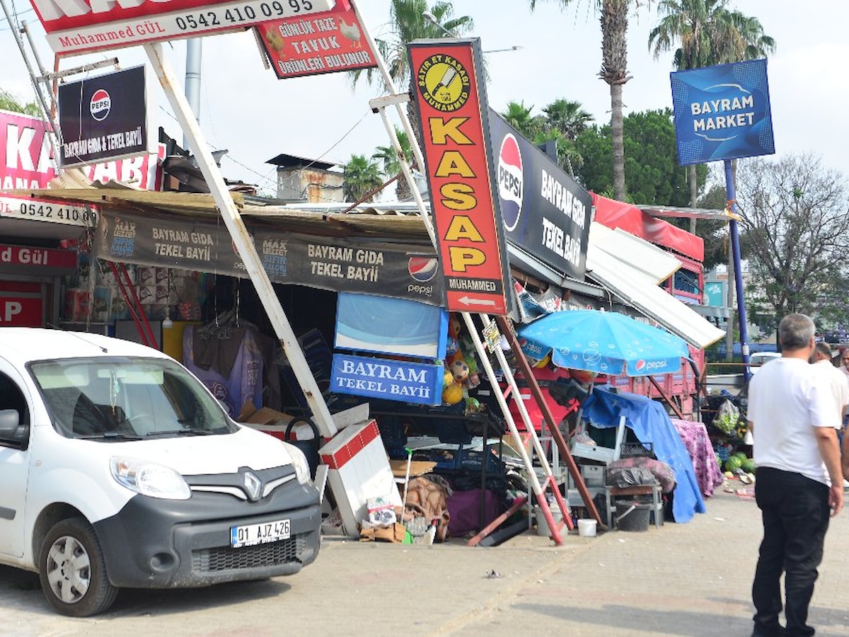 Adana'da kamyon markete daldı
