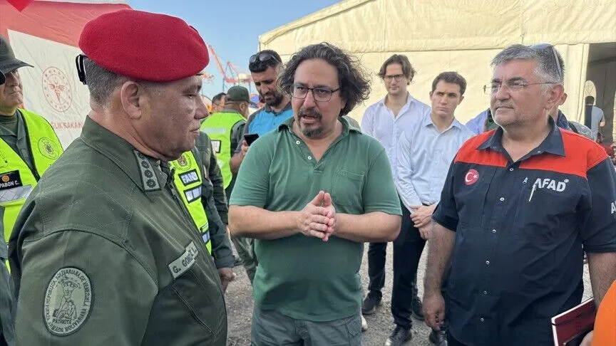 Venezuela Savunma Bakanı Lopez ve Dışişleri Bakanı Gil, Türk arama kurtarma ekibini ziyaret etti