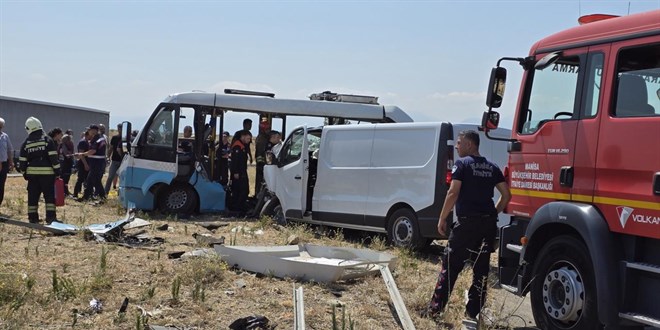 Midibüs ile panelvan çarpıştı: 1 can kaybı, 10 yaralı