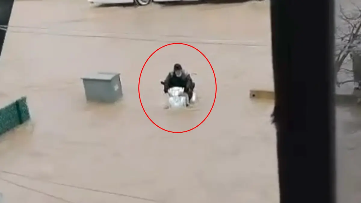Sel sularında panik anları: Motosikletiyle sürüklenen adam son anda kurtarıldı