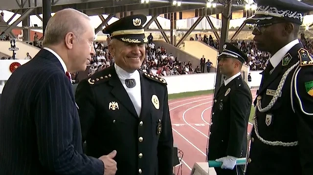 Mezuniyet töreninde Kongolu polisin tekmili Cumhurbaşkanı Erdoğan'ı mest etti