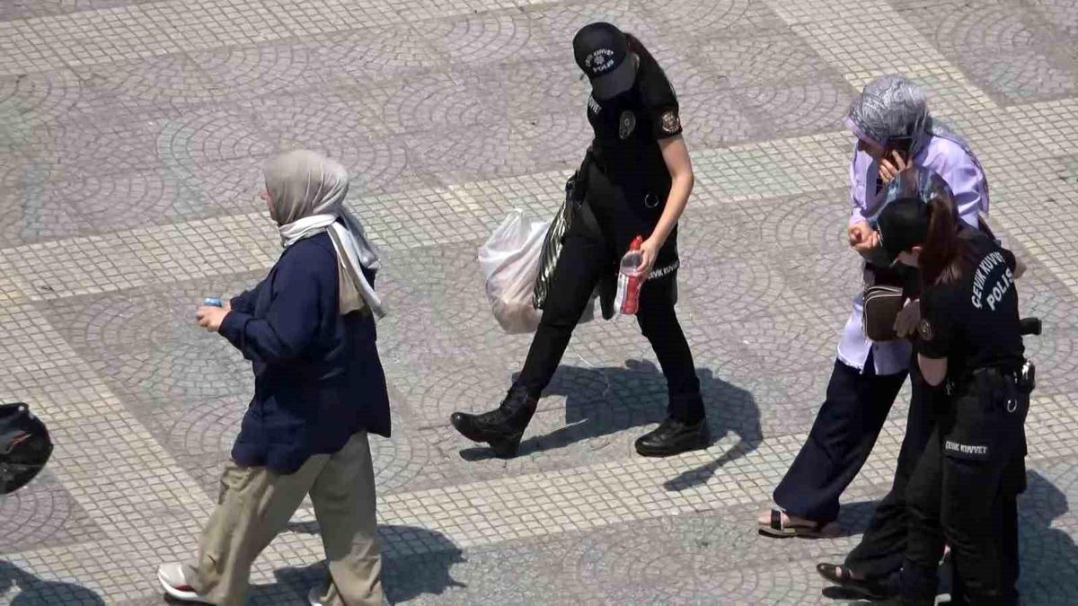 Samsun'da sıcaktan bayılan kadının yardımına vatandaşlar ve polisler koştu