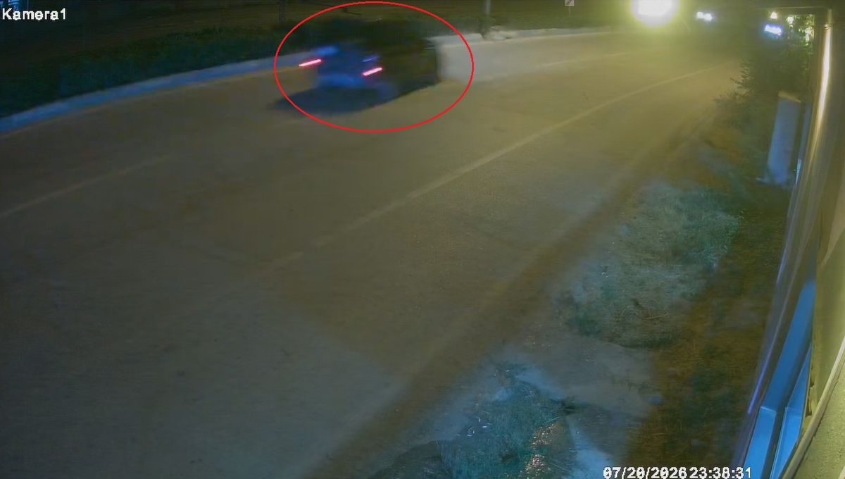 Takla atan otomobildekilerin yardımına koştular