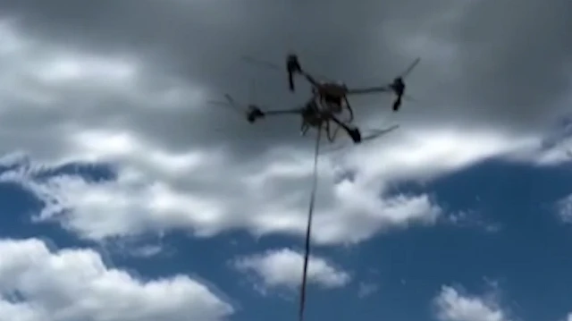 Teknoloji tarlaya indi: Çiftçi dron ile saman balyası taşıdı