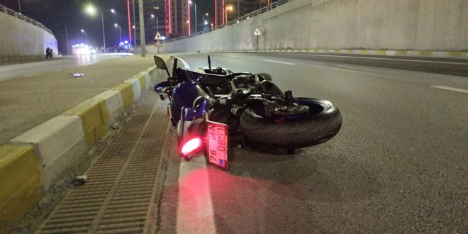 Aydınlatma direğine çarpan motosikletteki 2 üniversite öğrencisi öldü