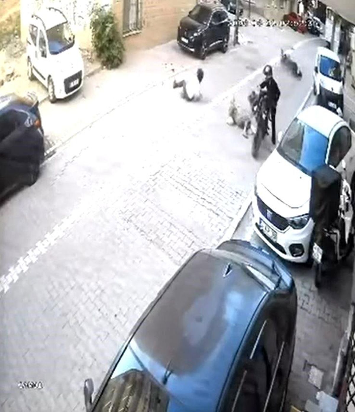Gaza fazla basınca motosiklet ön kaldırarak ileri fırladı, yoldan geçen kadına çarptı