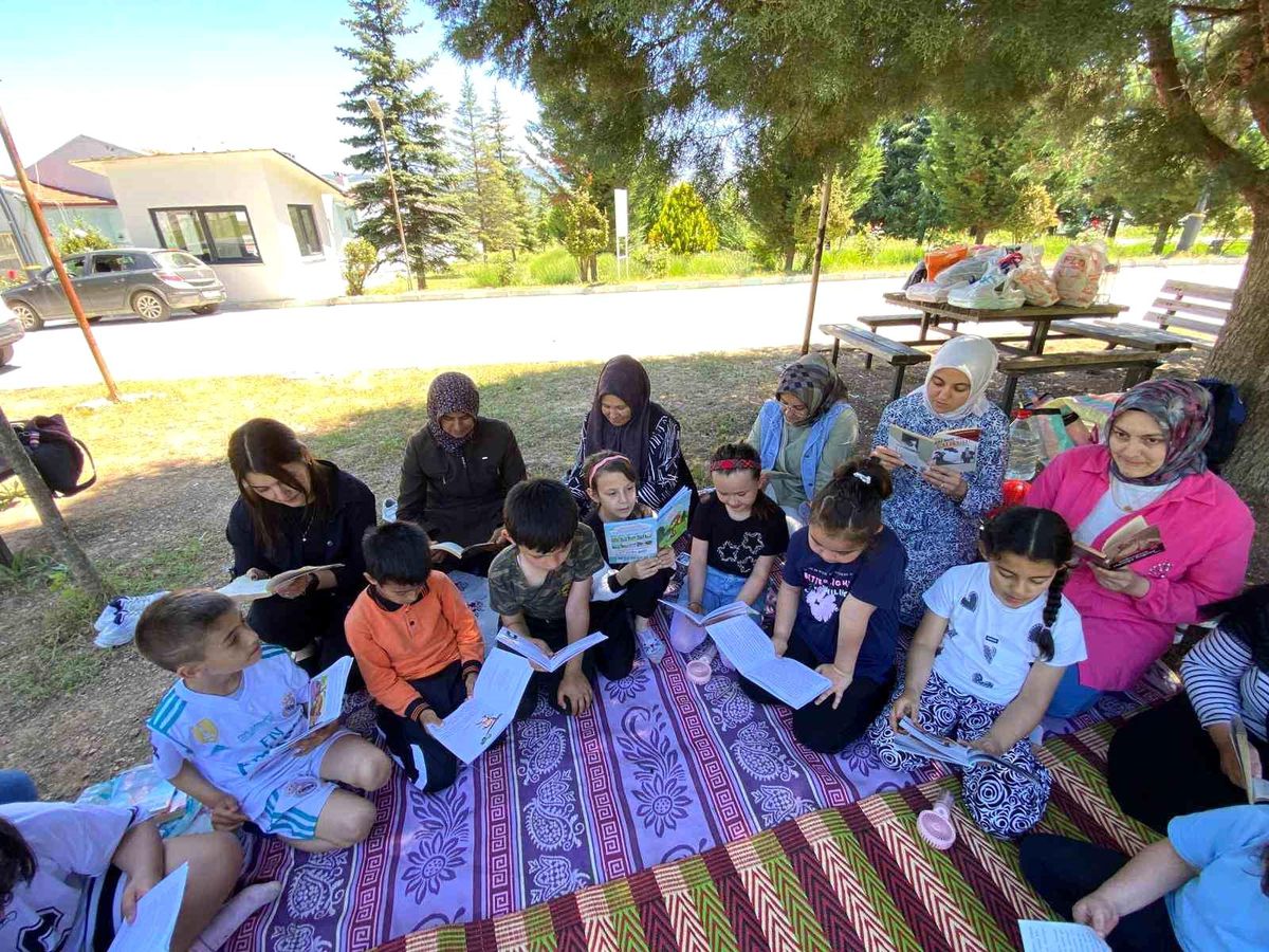 Hisarcık'ta öğrenci ile velilerin doğada kitap okuma etkinliği