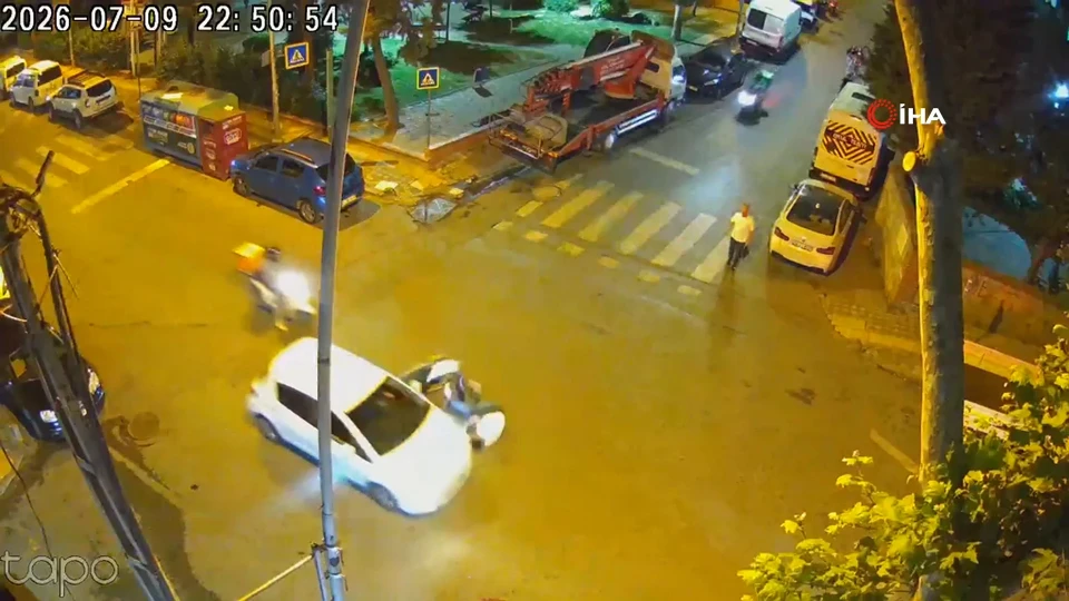 Bahçelievler'de otomobile çarpmamak için yere savrulan motosiklet sürücüsü kamerada