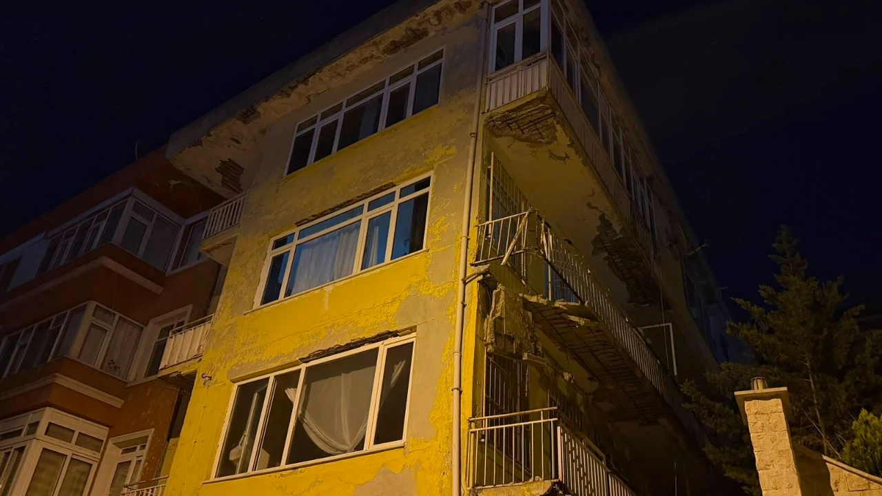 Üsküdar'da balkon çöktü, bina tahliye edilip mühürlendi