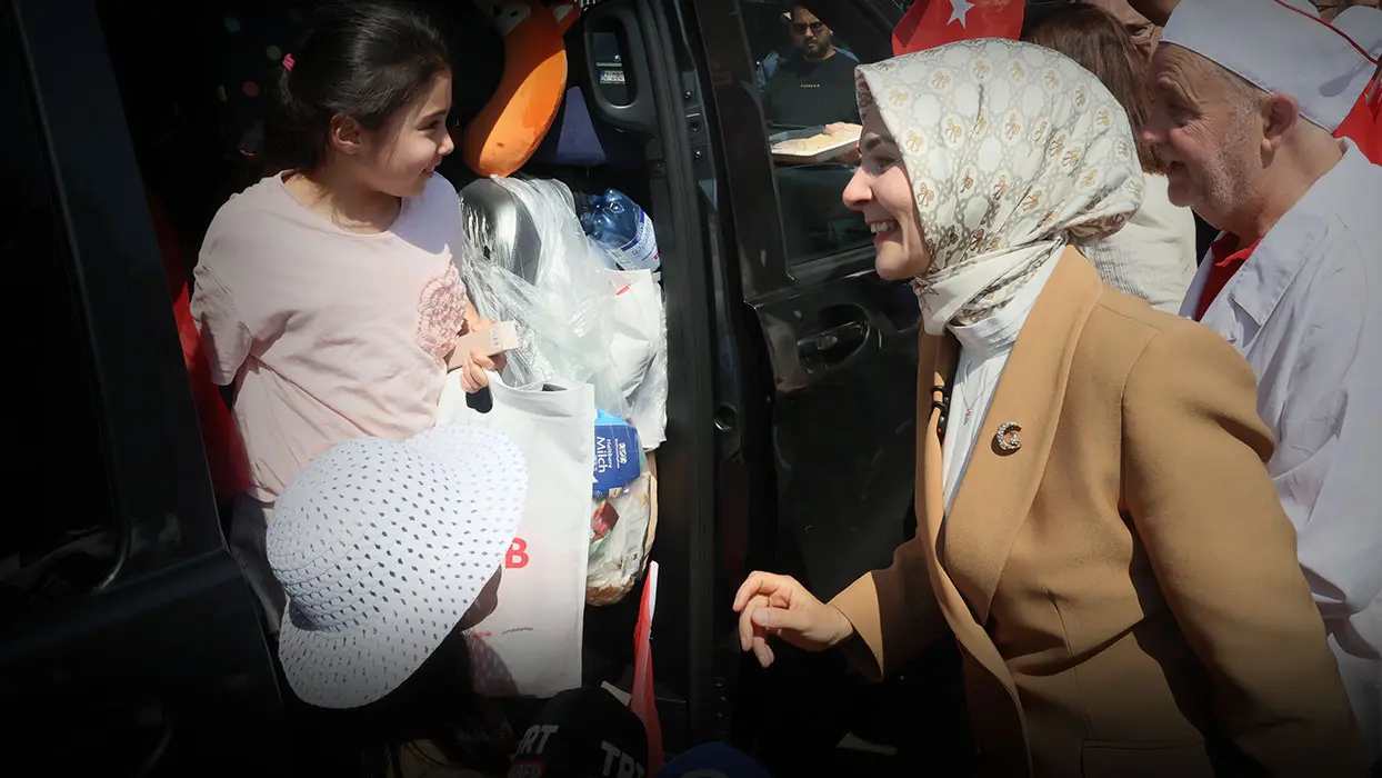 Bakan Göktaş'tan gurbetçilere duygusal karşılama: Dedemin kırmızı minibüsüyle bu yollardan geçerdik