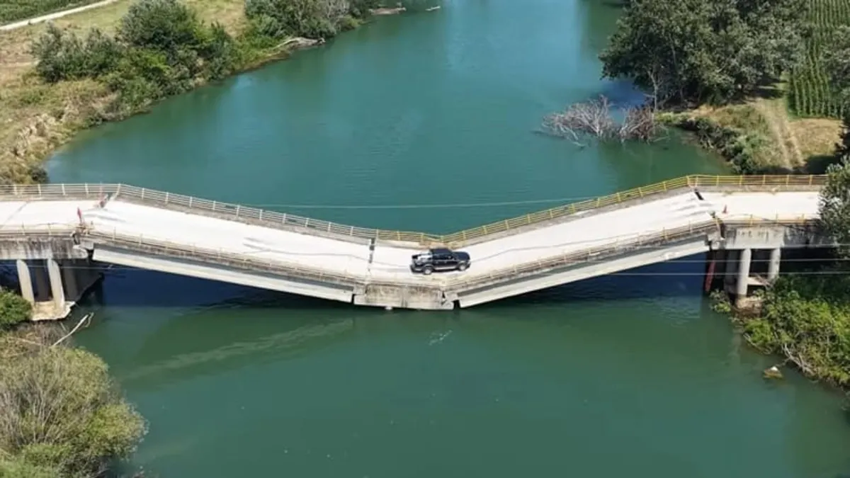 3 yıl önce yıkılmış köprüden vızır vızır geçiyorlar! Bakın canlarını tehlikeye atmalarının sebebi ne...