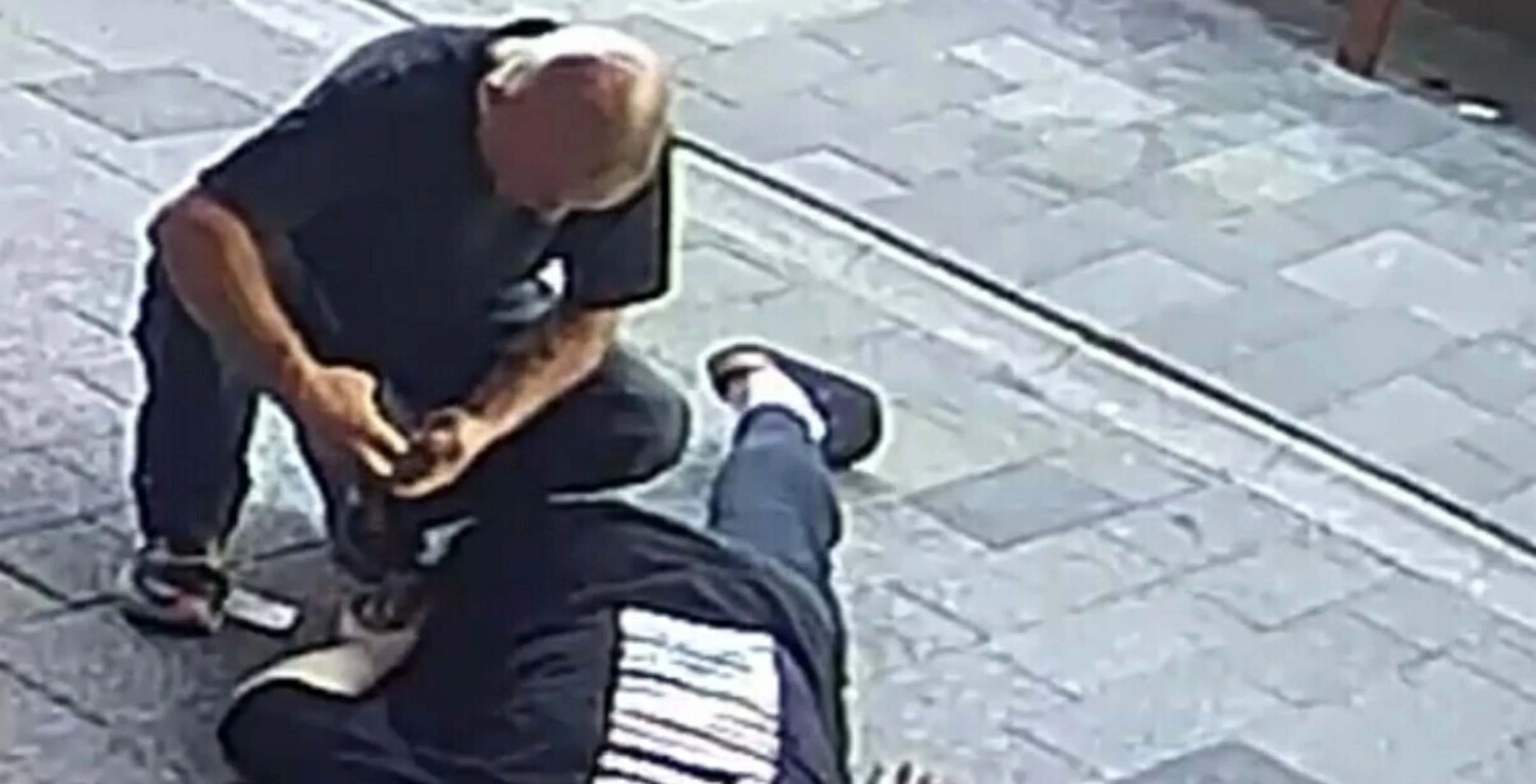 Fethiye'de fenalaşan gencin cüzdanından 6 bin lira çaldı! O anlar kamerada