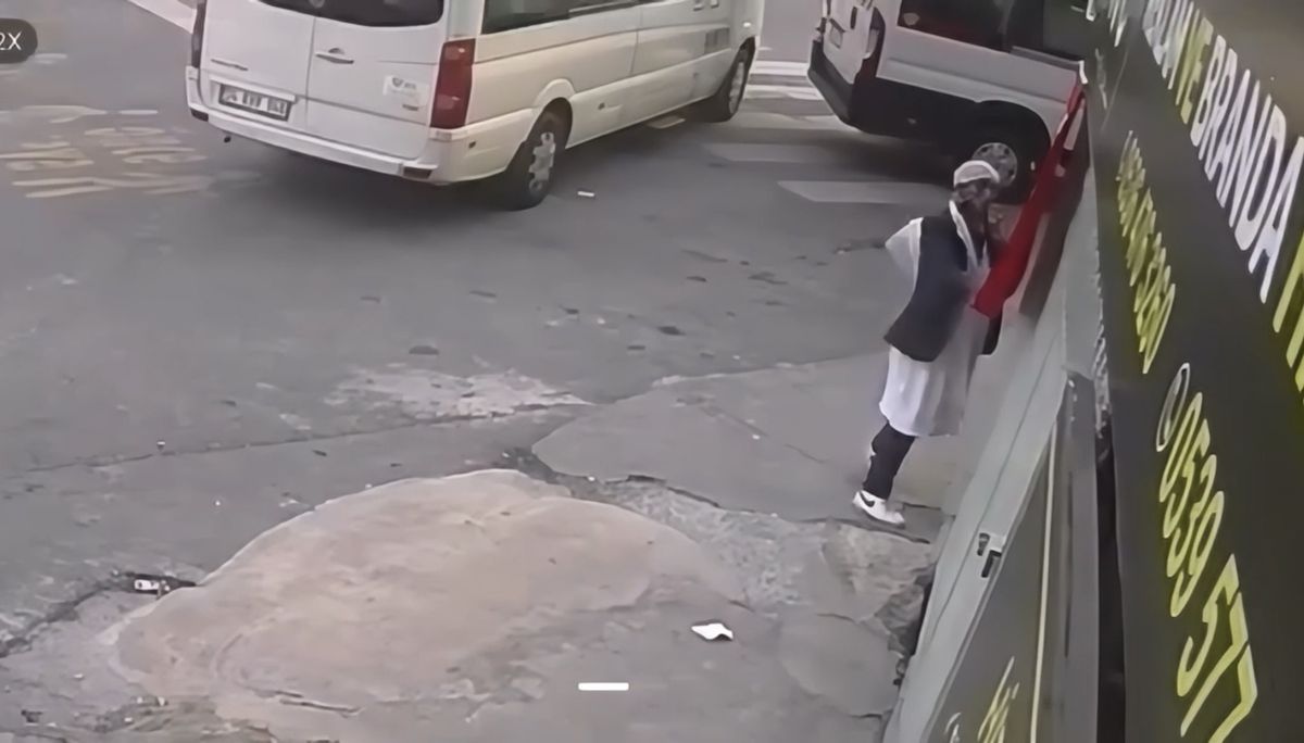 Kağıthane'de Türk bayrağını sökerek yere atan şüpheli yakalandı: Arada sırada kendimi kaybediyorum