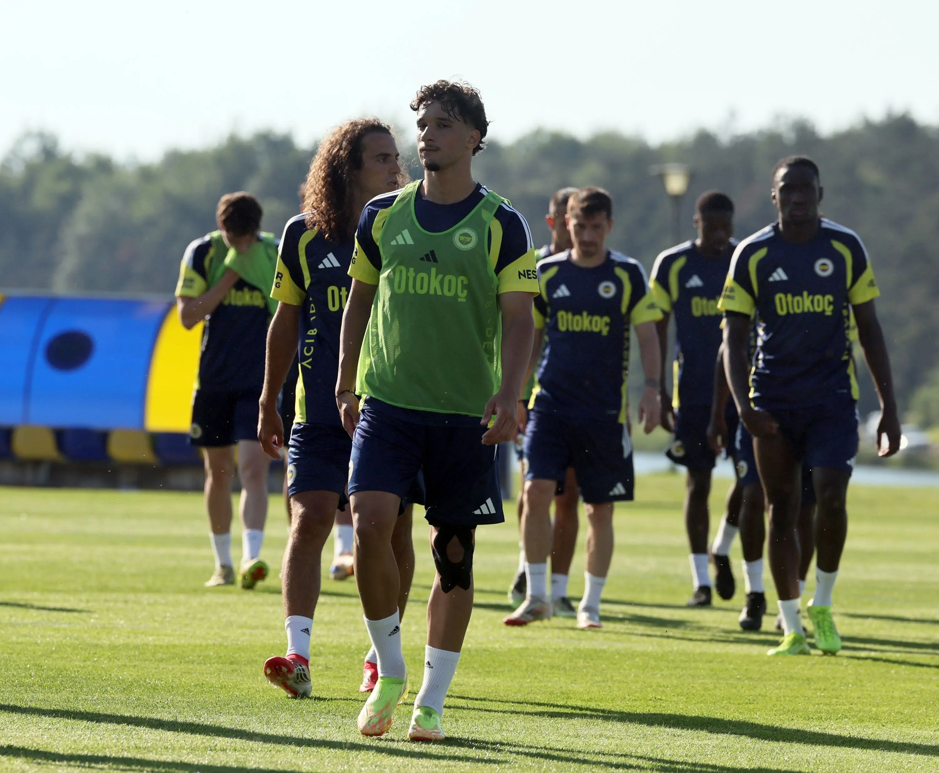 Fenerbahçe'de yeni sezon mesaisi sürüyor